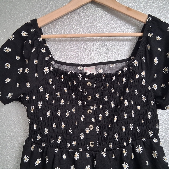No Boundaries Junior's  Black Floral Smock Top   Size M(7-9) - Picture 2 of 7